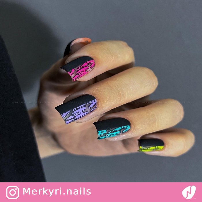 Half Graffiti Half Solid Color Nails